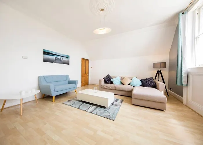 Clifton Spacious 3 Bed & Parking - Simplycheckin