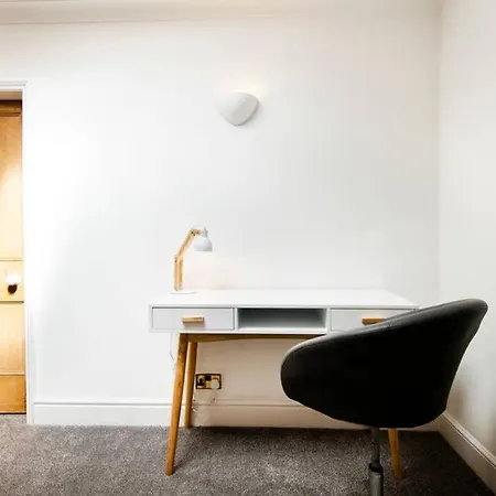 Clifton Spacious 3 Bed & Parking - Simplycheckin *