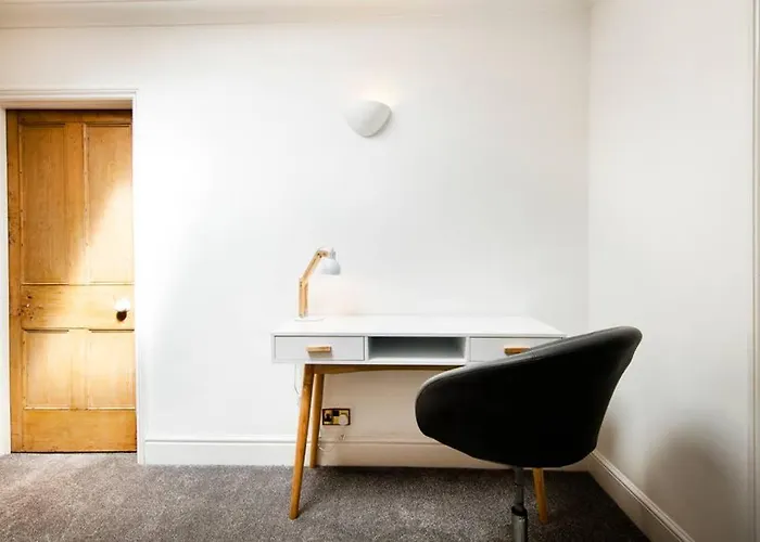 Clifton Spacious 3 Bed & Parking - Simplycheckin *